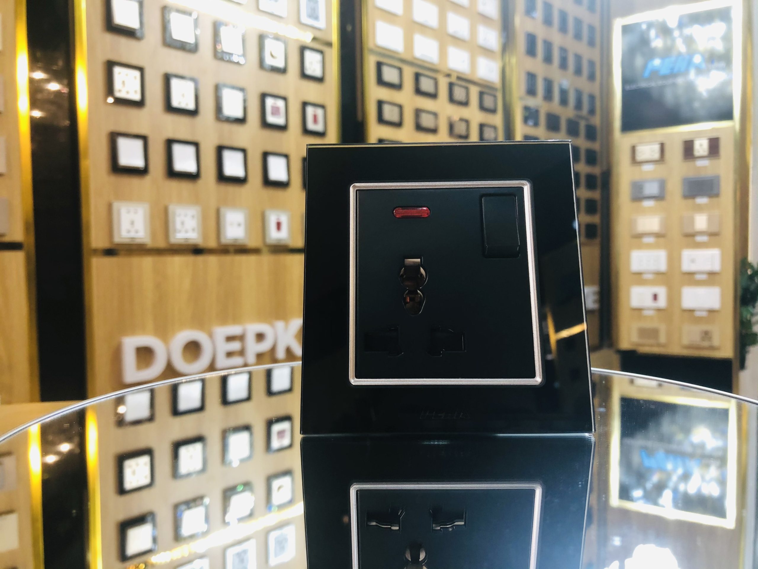Bộ ổ cắm 3 chấu + công tắc khóa Aura glass black Series - Ảnh 4