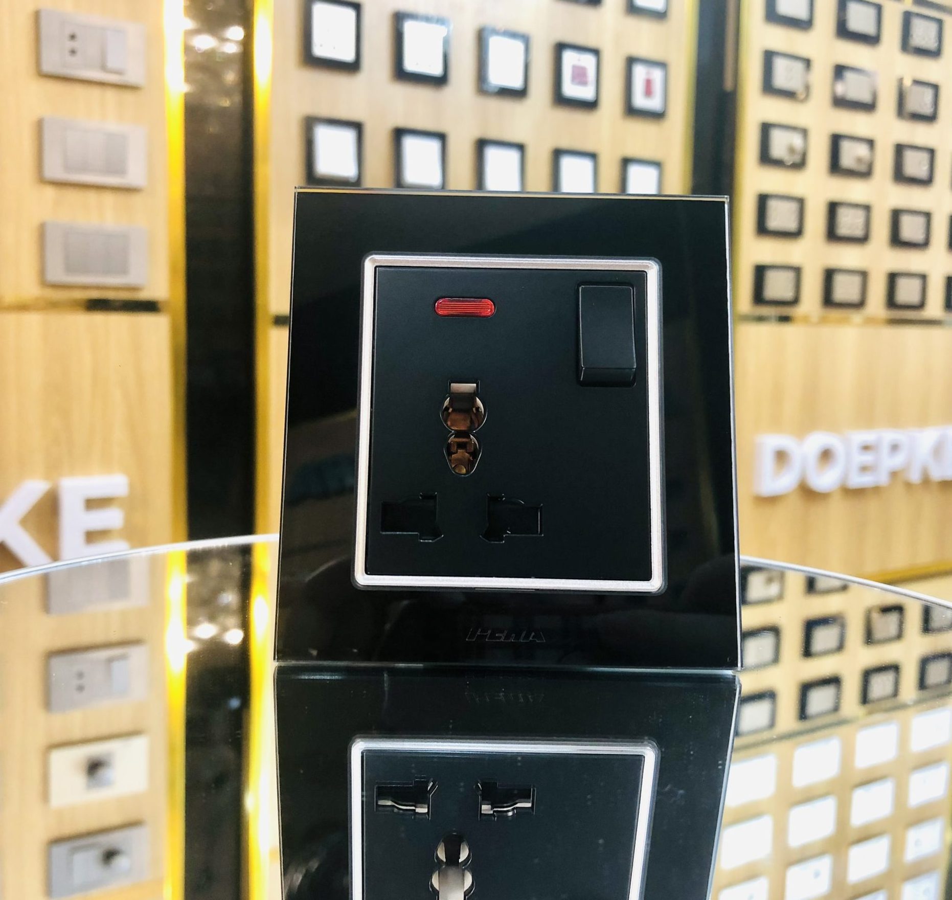 Bộ ổ cắm 3 chấu + công tắc khóa Aura glass black Series