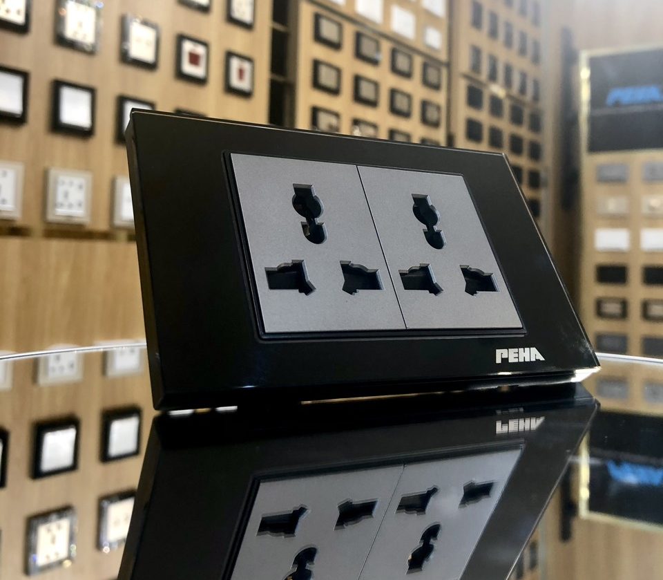 Bộ ổ cắm đôi đa năng 3 chấu peha AURA KANTIG glass black grey Series