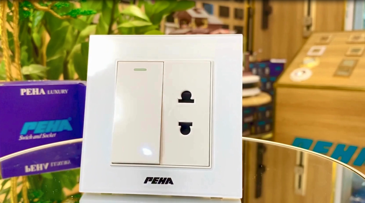 BỘ 1 CÔNG TẮC + 1 Ổ CẮM MẶT NẠ KÍNH CƯỜNG LỰC AURA 86 WHITE - Ảnh 3
