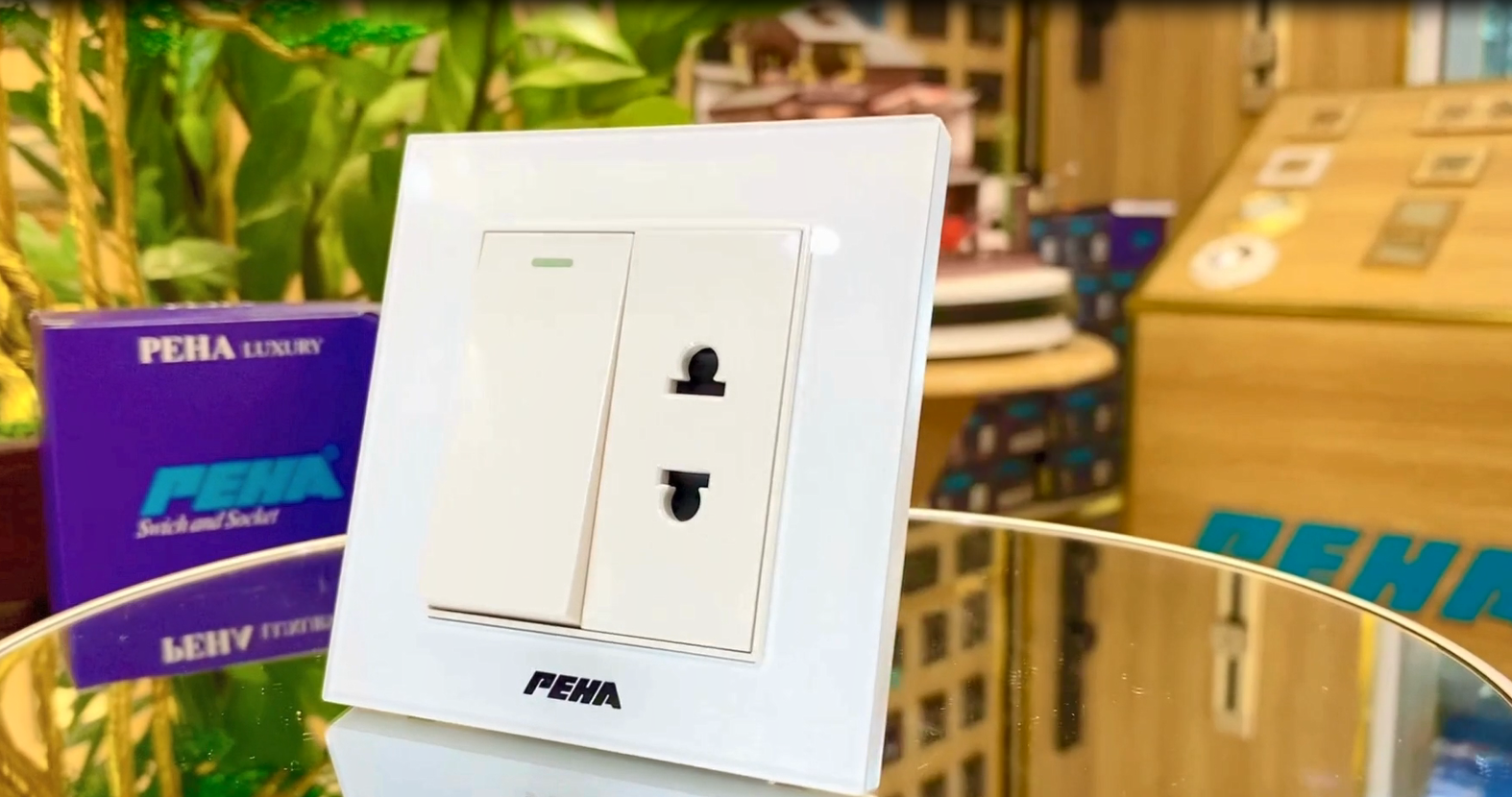 BỘ 1 CÔNG TẮC + 1 Ổ CẮM MẶT NẠ KÍNH CƯỜNG LỰC AURA 86 WHITE