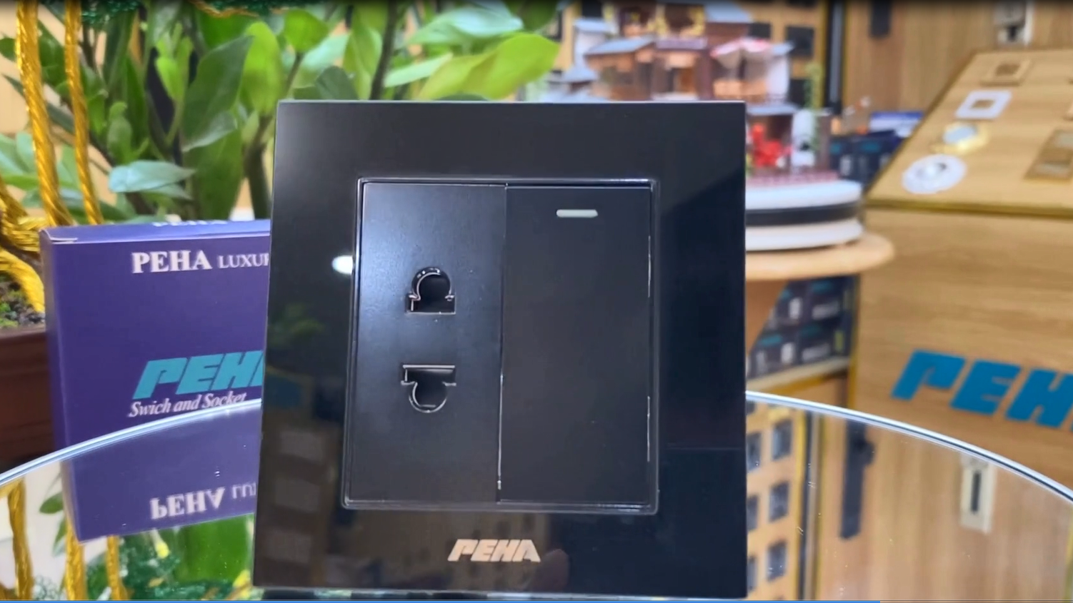 BỘ 1 CÔNG TẮC + 1 Ổ CẮM MẶT NẠ KÍNH CƯỜNG LỰC AURA 86 BLACK